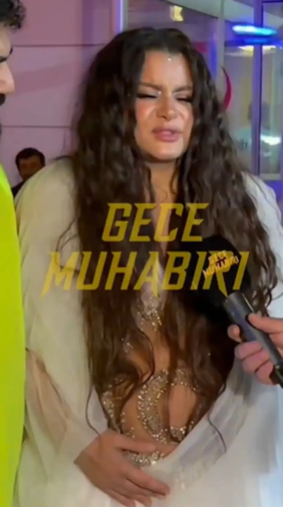 Karnı burnunda sahneye çıkan Atiye hastaneye kaldırıldı 2