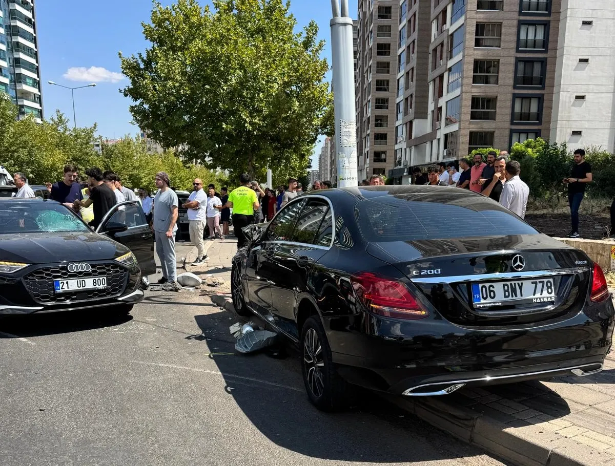 Diyarbakır'da trafik kazası İki otomobil çarpıştı