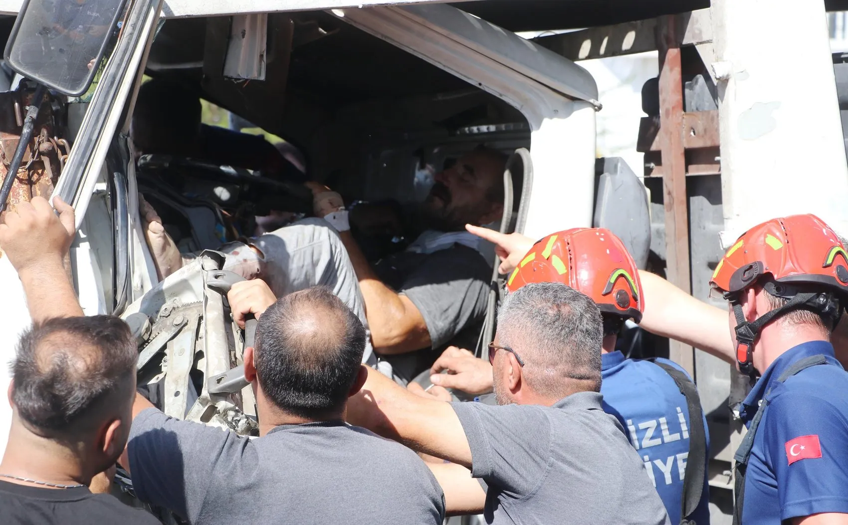Çekici kırmızı ışıkta duran kamyonete çarptı; iki sürücü yaralı
