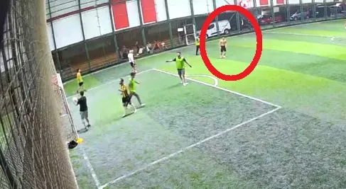 Avcılar'da genç futbolcu halı sahada hayatını kaybetti