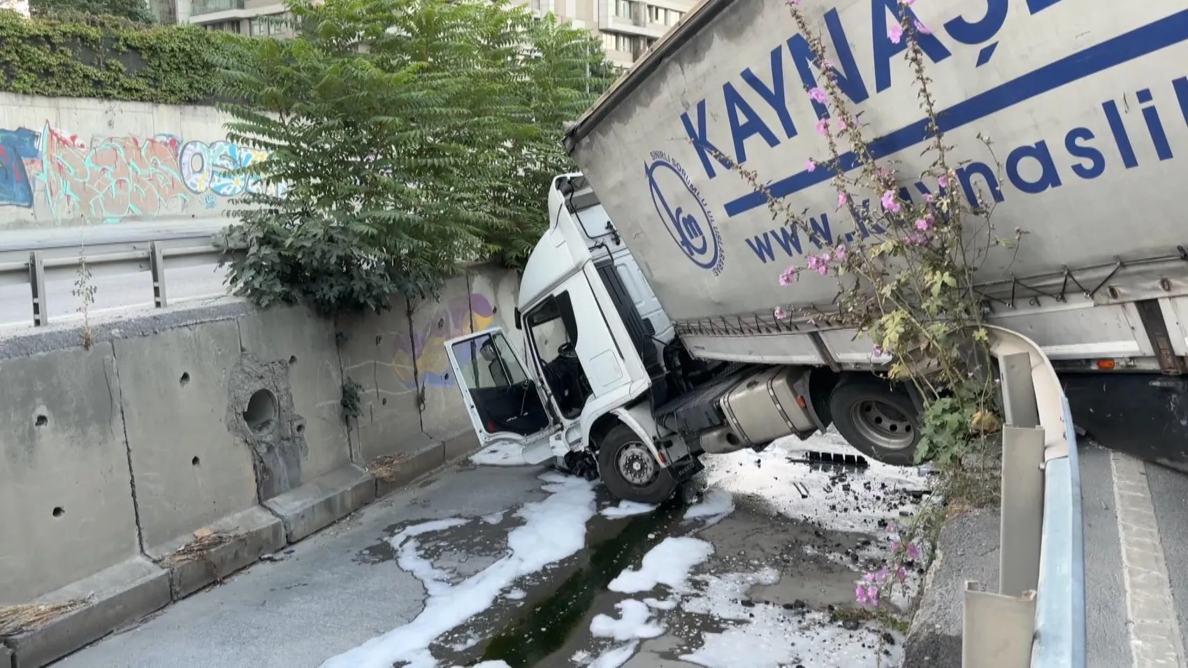 Esenler'de kontrolden çıkan TIR dere yatağına uçtu