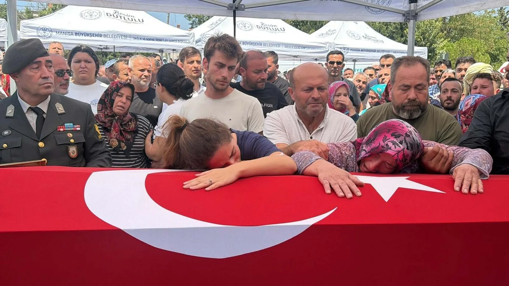 Manisa evladını gözyaşlarıyla son yolculuğuna uğurladı