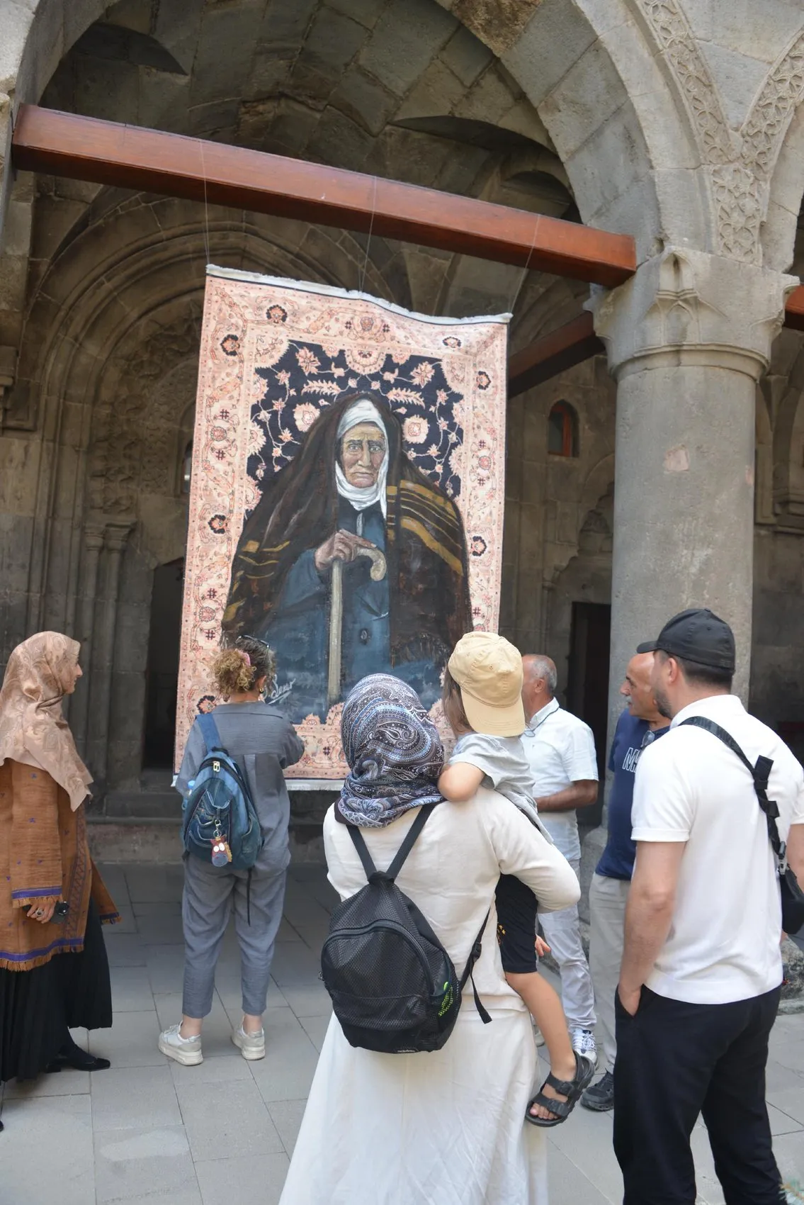 Erzurumlu öğretmenin kilim üzerindeki sanatsal yolculuğu