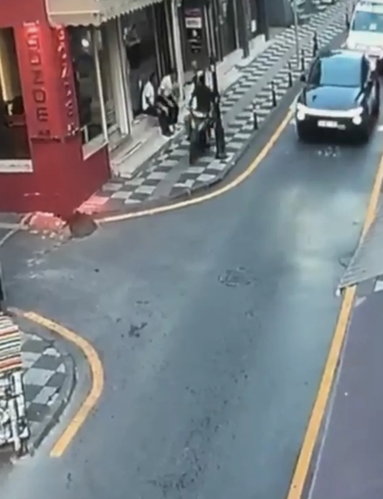 Bartın'da polisten kaçan motosikletli vali yardımcısına çarptı