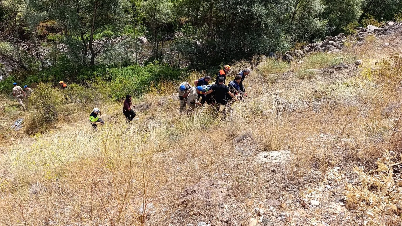 Sivas Suşehri yolunda minibüs uçuruma sürüklendi