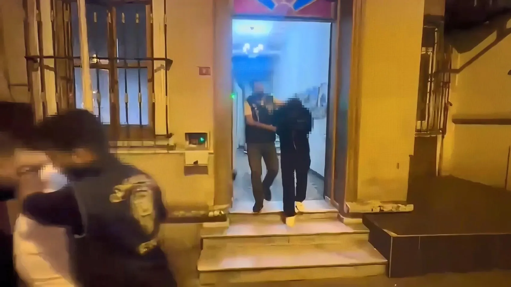 Havai fişek kutlaması bir ailenin evini kül etti