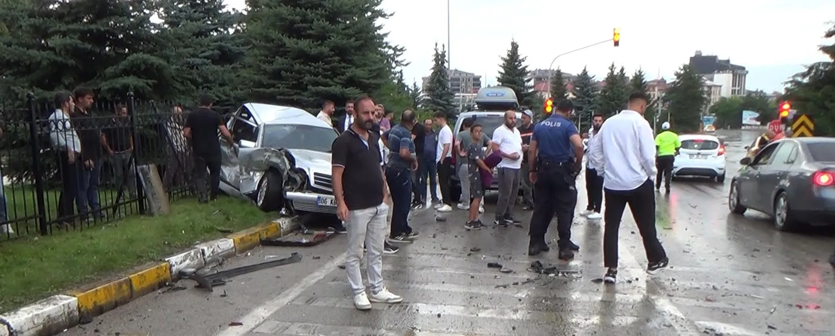 Erzurum'da yağışlı yolda zincirleme trafik kazası