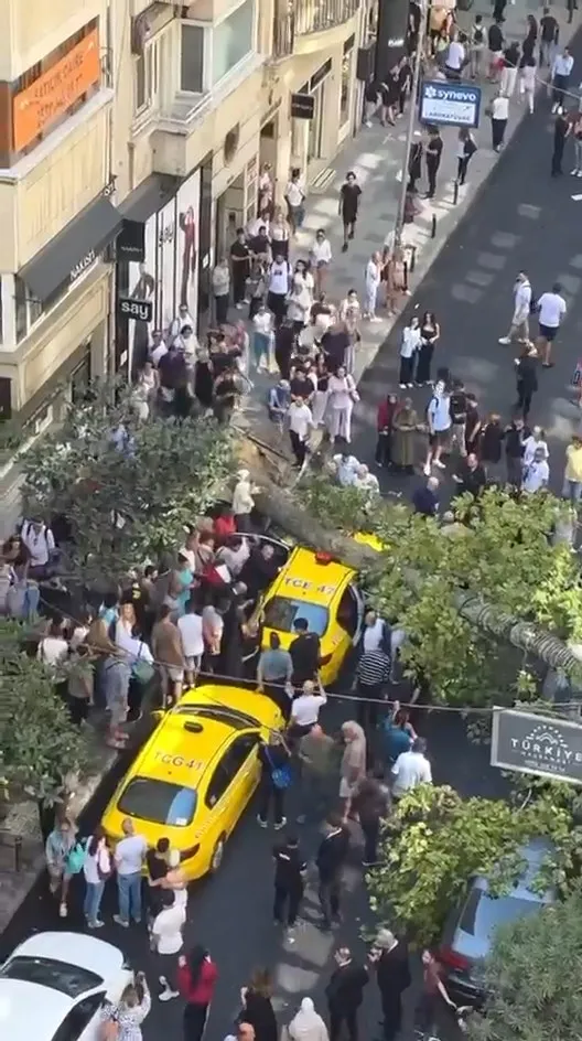 Şişli'de kaldırım ağacı park halindeki iki aracın üstüne devrildi