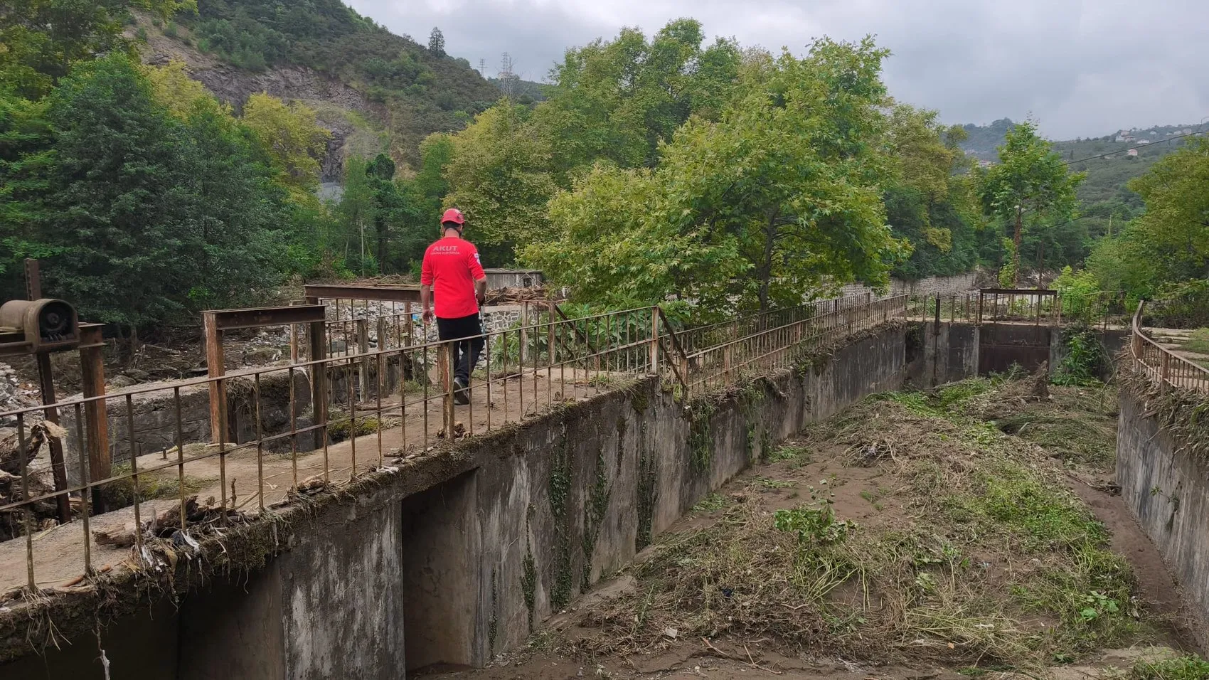 Giresun'da selin yuttuğu dayı ve yeğen dört gündür aranıyor