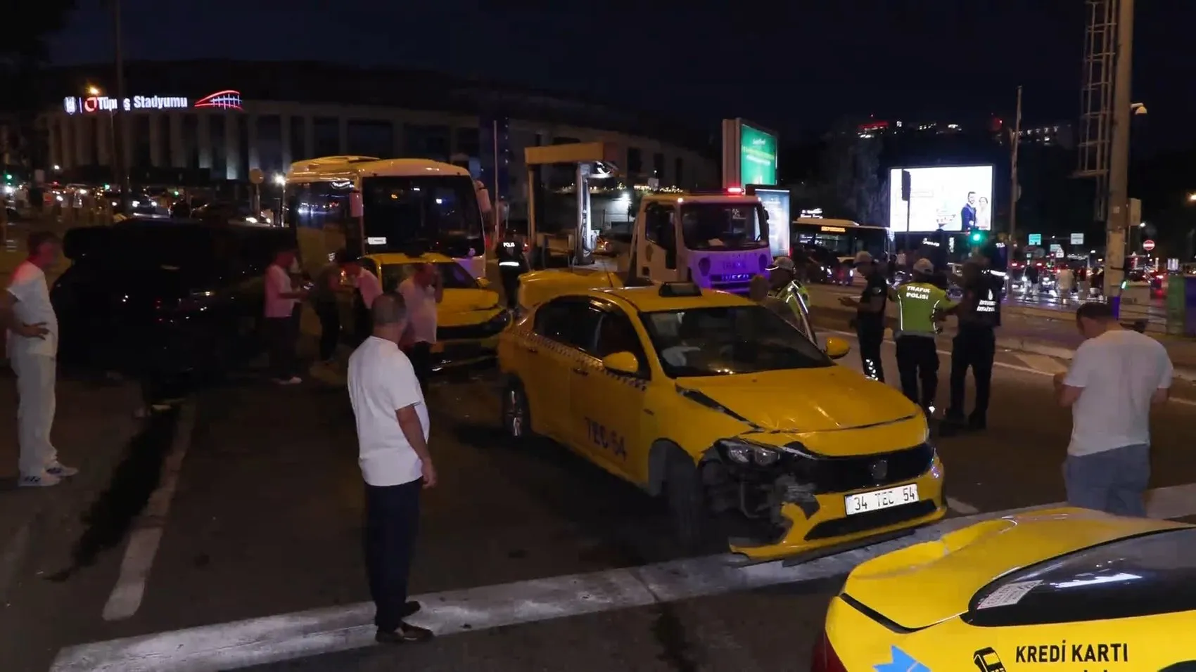 Beyoğlu’nda servis minibüsü sekiz aracı birbirine kattı