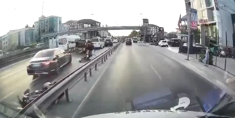 Avcılar D-100 karayolunda motosikletlerin tehlikeli kazası kameraya yansıdı
