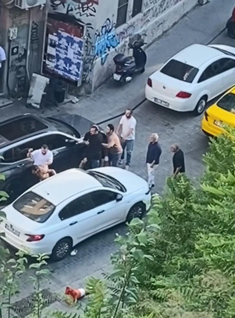 Beyoğlu'nda yarı çıplak saldırgan trafikte dehşet saçtı
