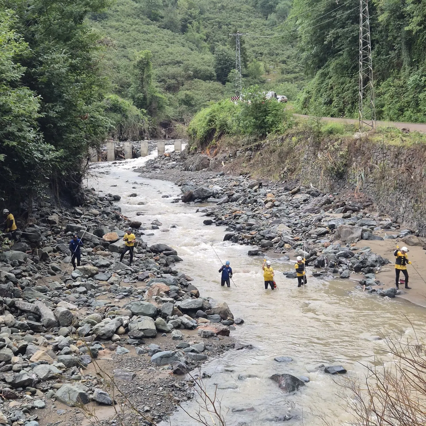 Giresun selinde kaybolan iki kişiyi arama çalışmaları sürüyor