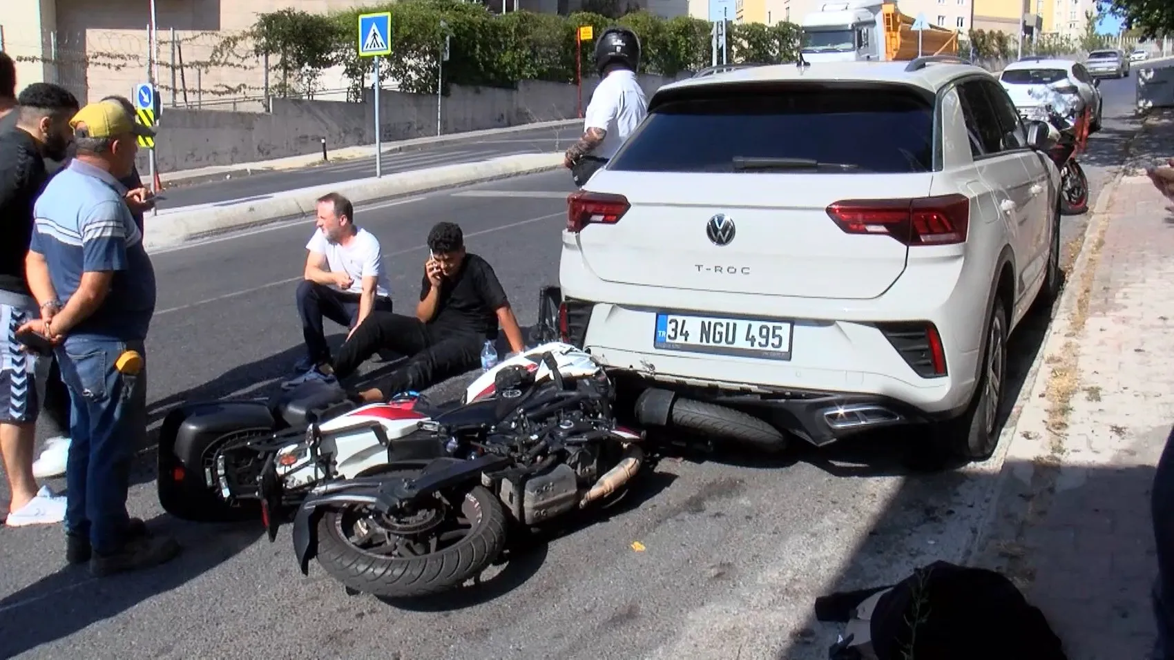 Motosikletli, hafif ticari aracın altında kaldı