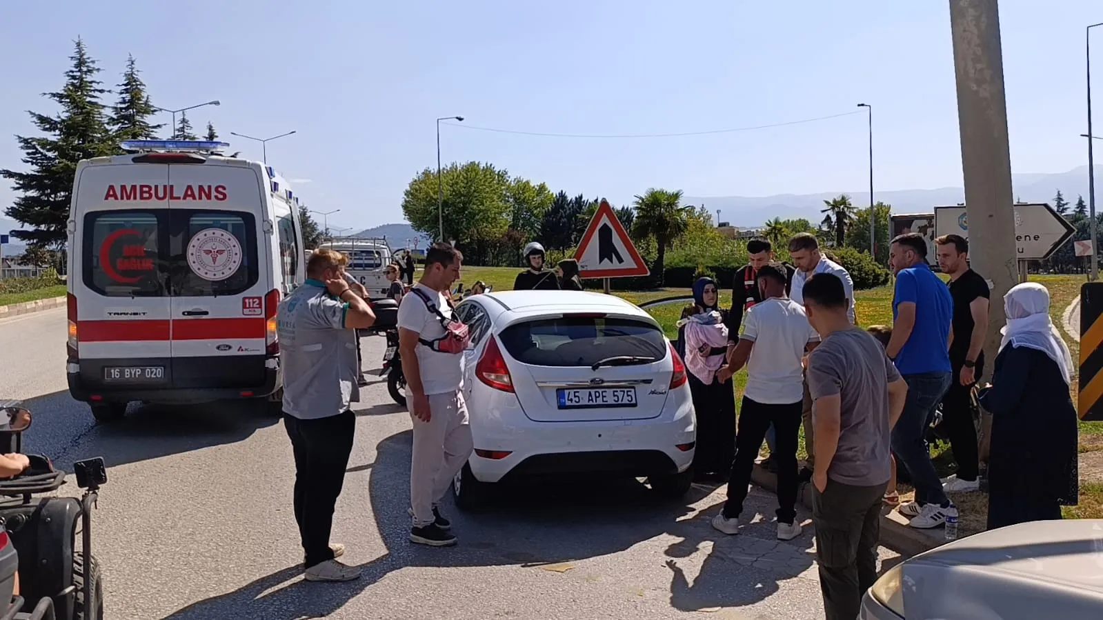 İnegöl'de otomobil ile motosiklet çarpıştı Bir yaralı