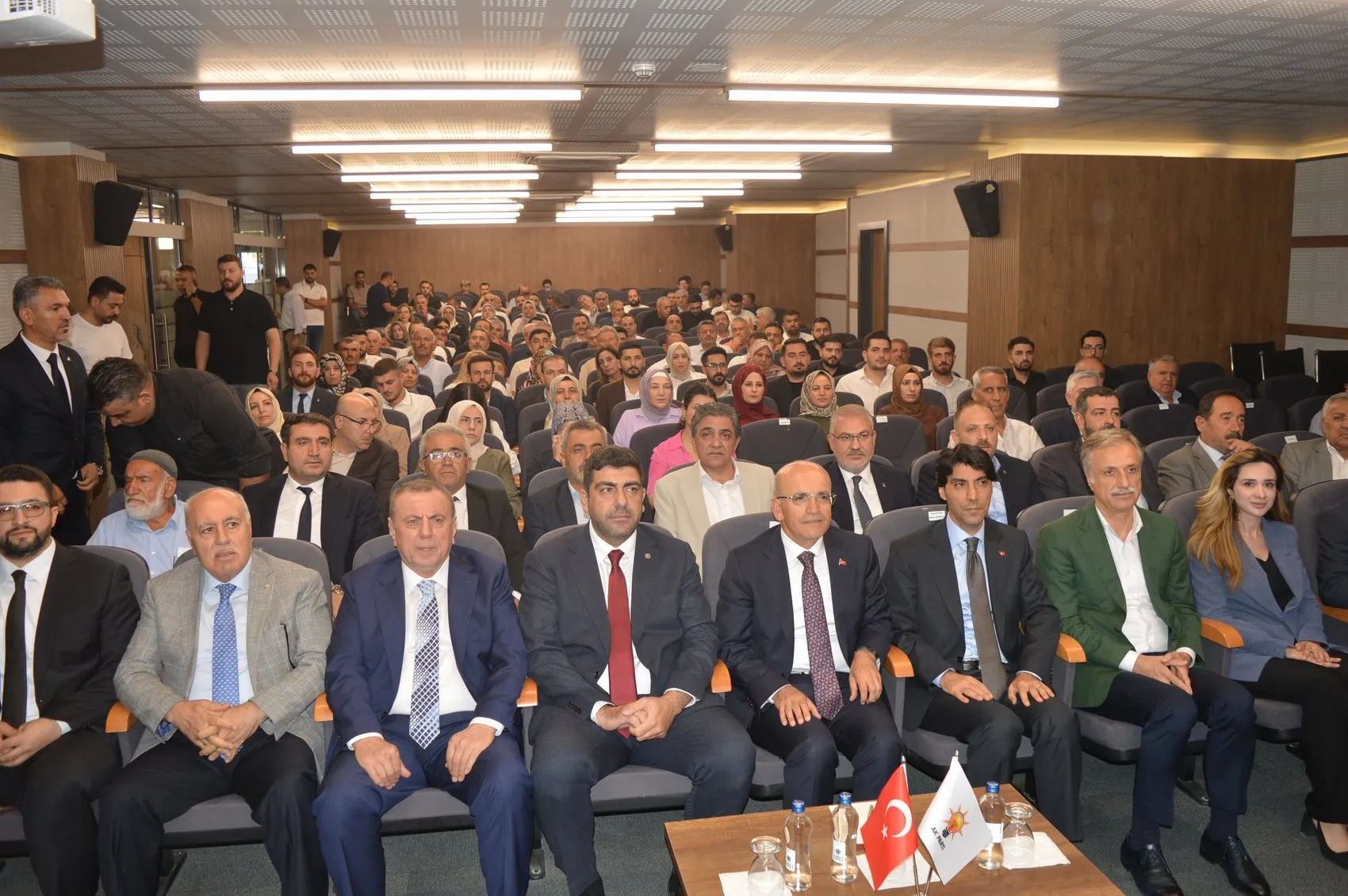 Mehmet Şimşek Mardin sanayicisiyle masaya oturdu