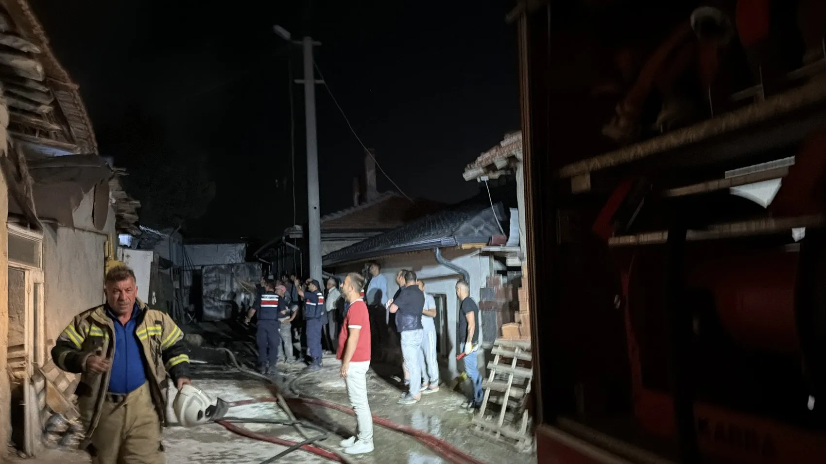 Kütahya'da bahçede başlayan yangın evi küle çevirdi
