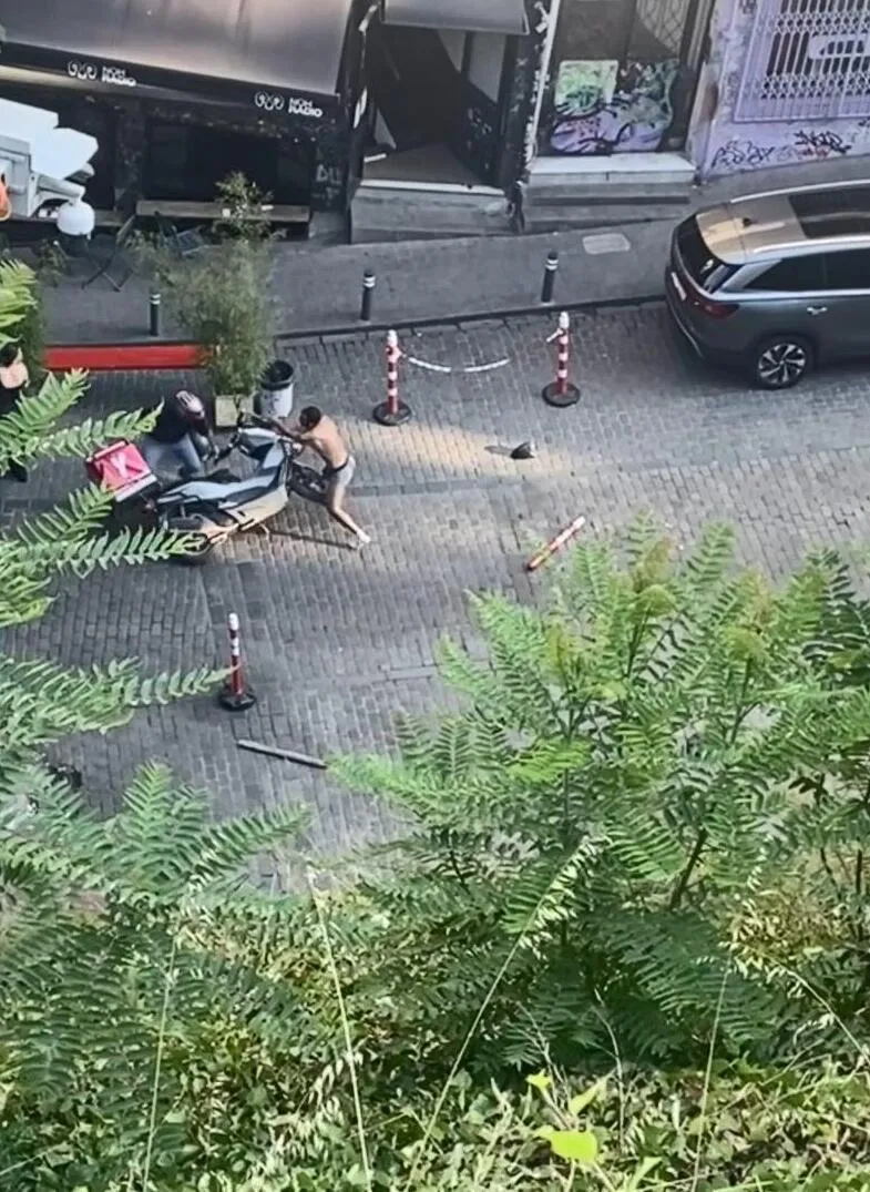 Beyoğlu'nda yarı çıplak saldırgan trafikte dehşet saçtı