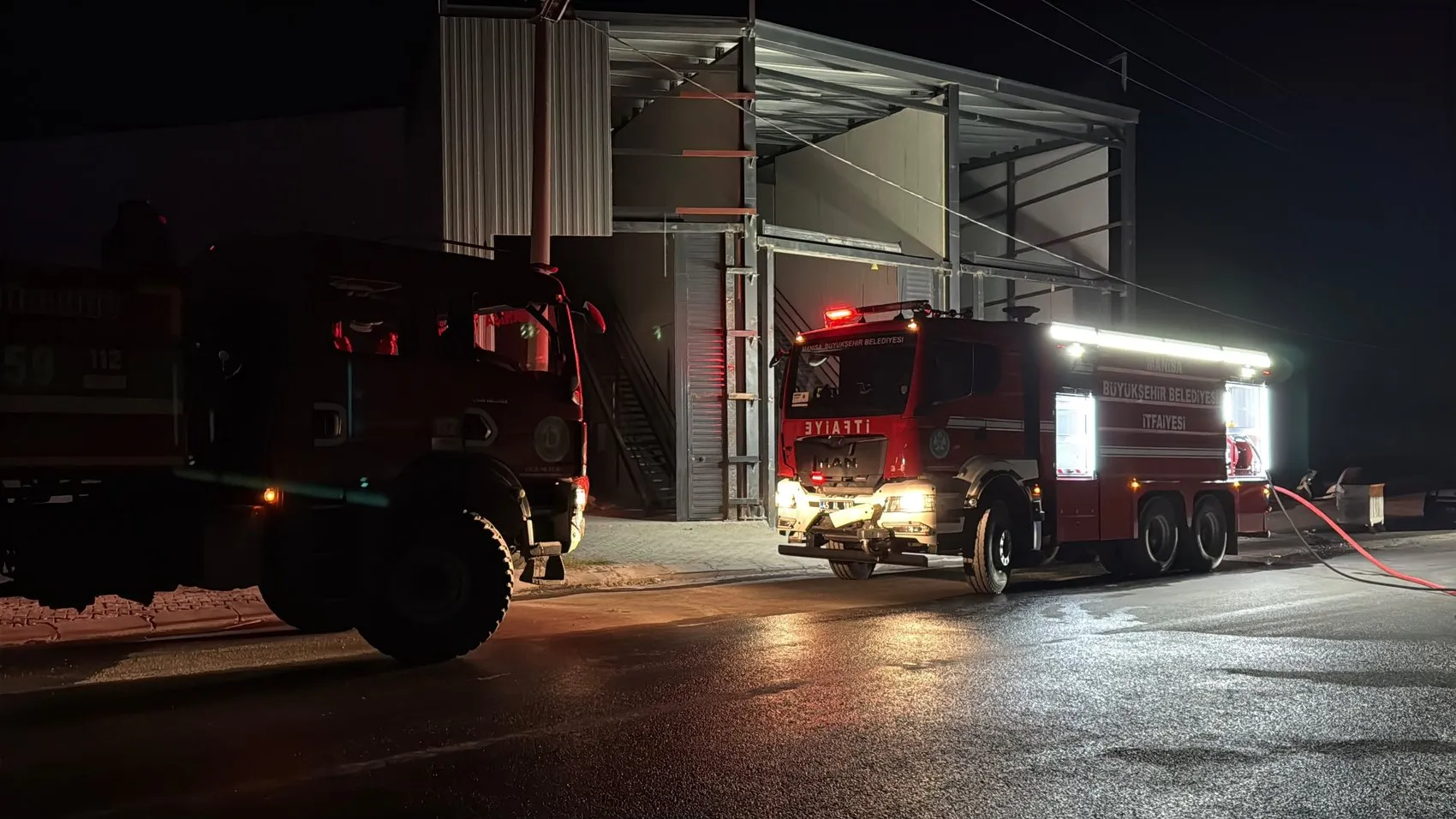 Turgutlu'da gece yarısı palet fabrikası alevlere teslim oldu