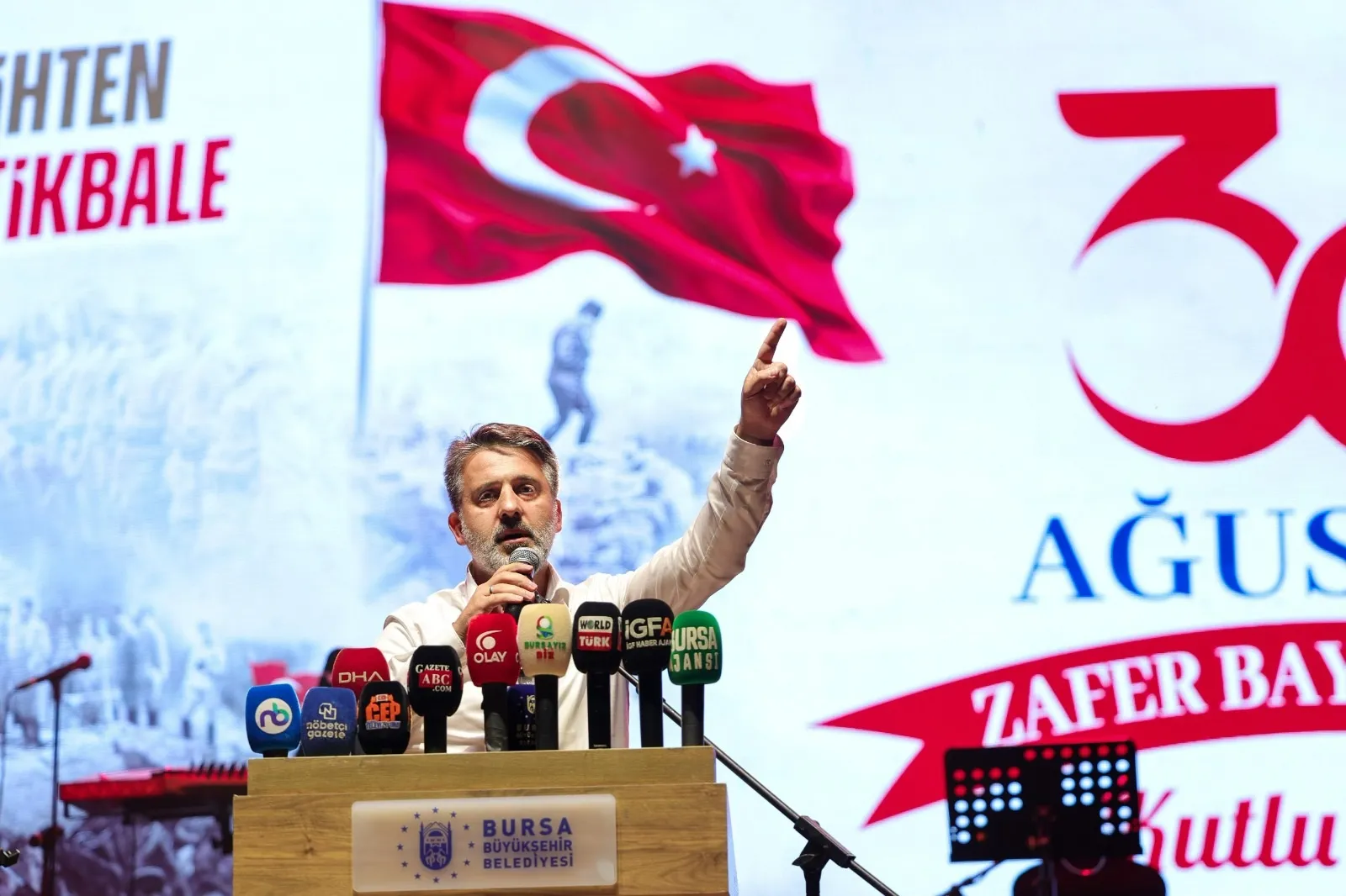 Bursa'da 30 Ağustos coşkusu: Zafer yürüyüşü Elif Buse Doğan konseriyle taçlandı