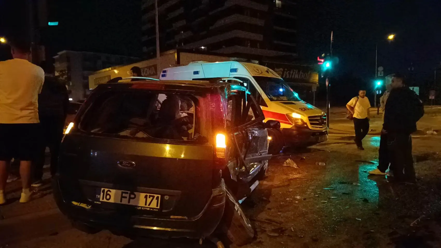Bursa'da gece yarısı trafik kazası 7 kişi hastaneye kaldırıldı