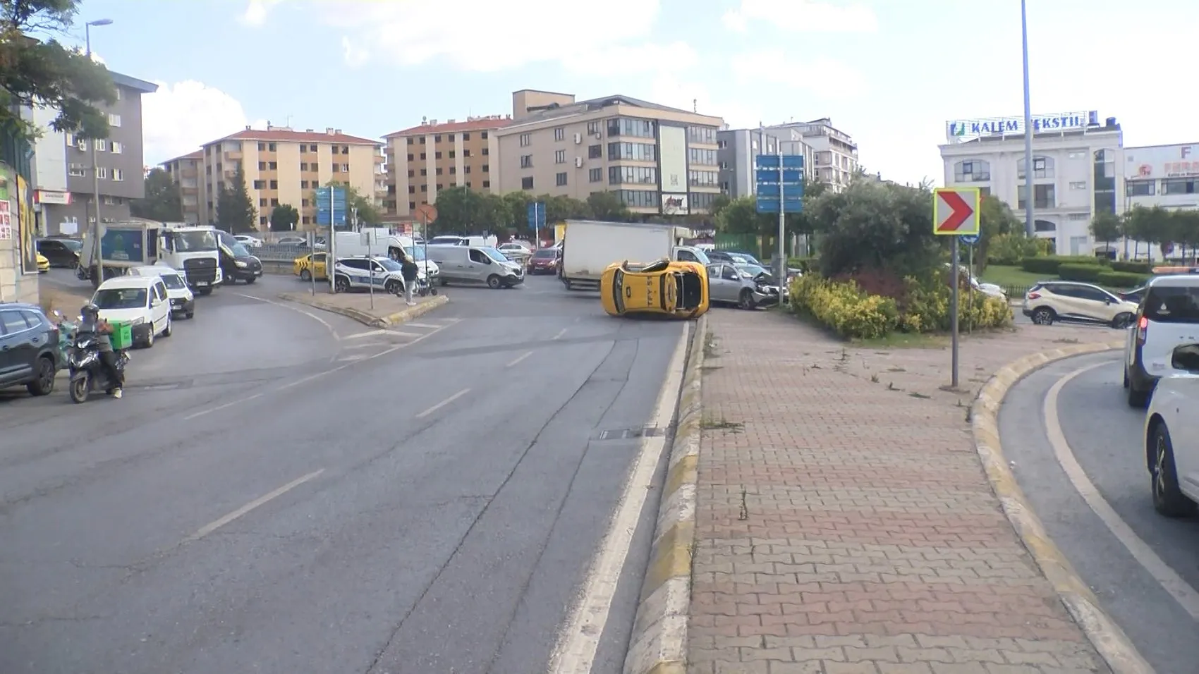 Güngören'de kaza anı Taksi devrildi, yolcu itfaiyenin müdahalesiyle kurtarıldı