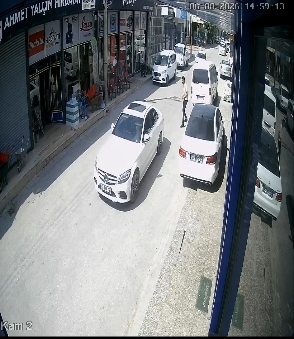 Konya’da lüks araçlı hırsızlar minibüsteki 1 milyon lirayı saniyeler içinde çaldı