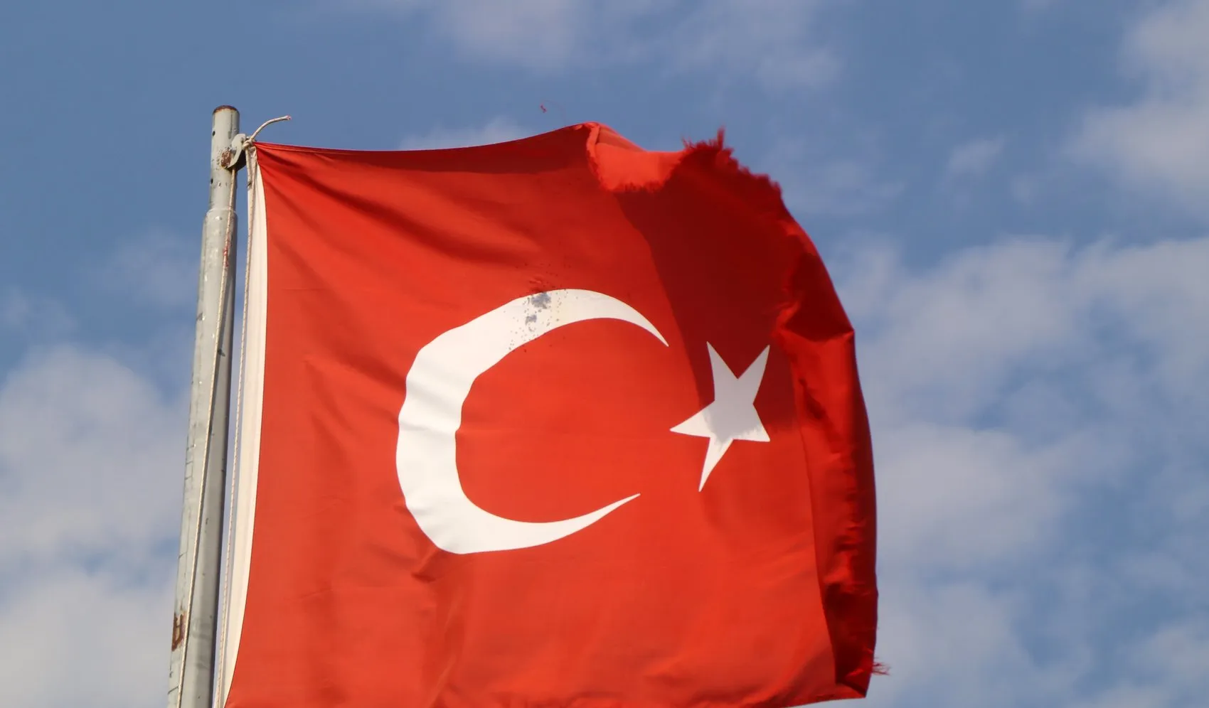 Avşar Tepe'deki bayrağa kurşun attılar, sporcular isyan etti