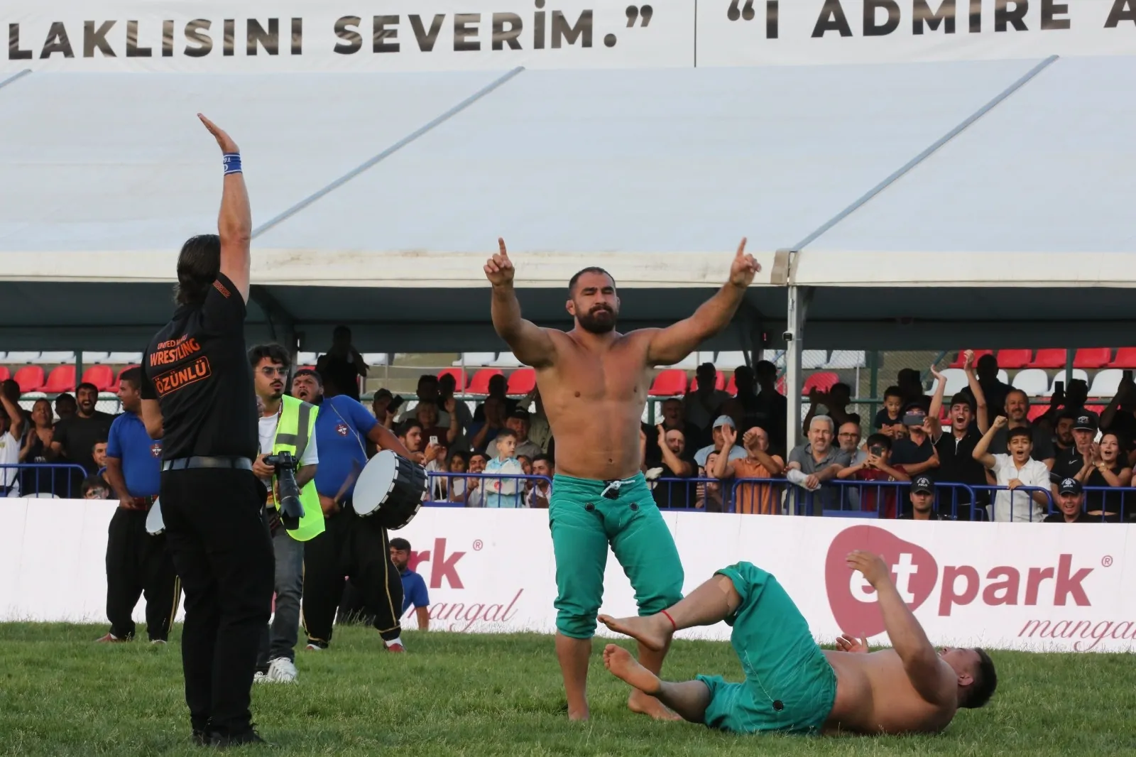 Minderin efendisi Feyzullah Aktürk dünyayı dize getirdi