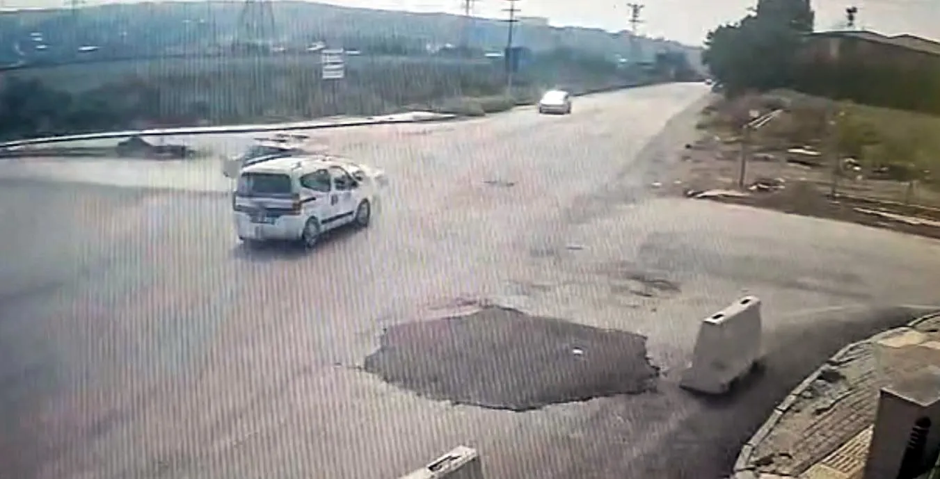 Kavşakta çarpıştılar, 2 kişi araçta sıkıştı