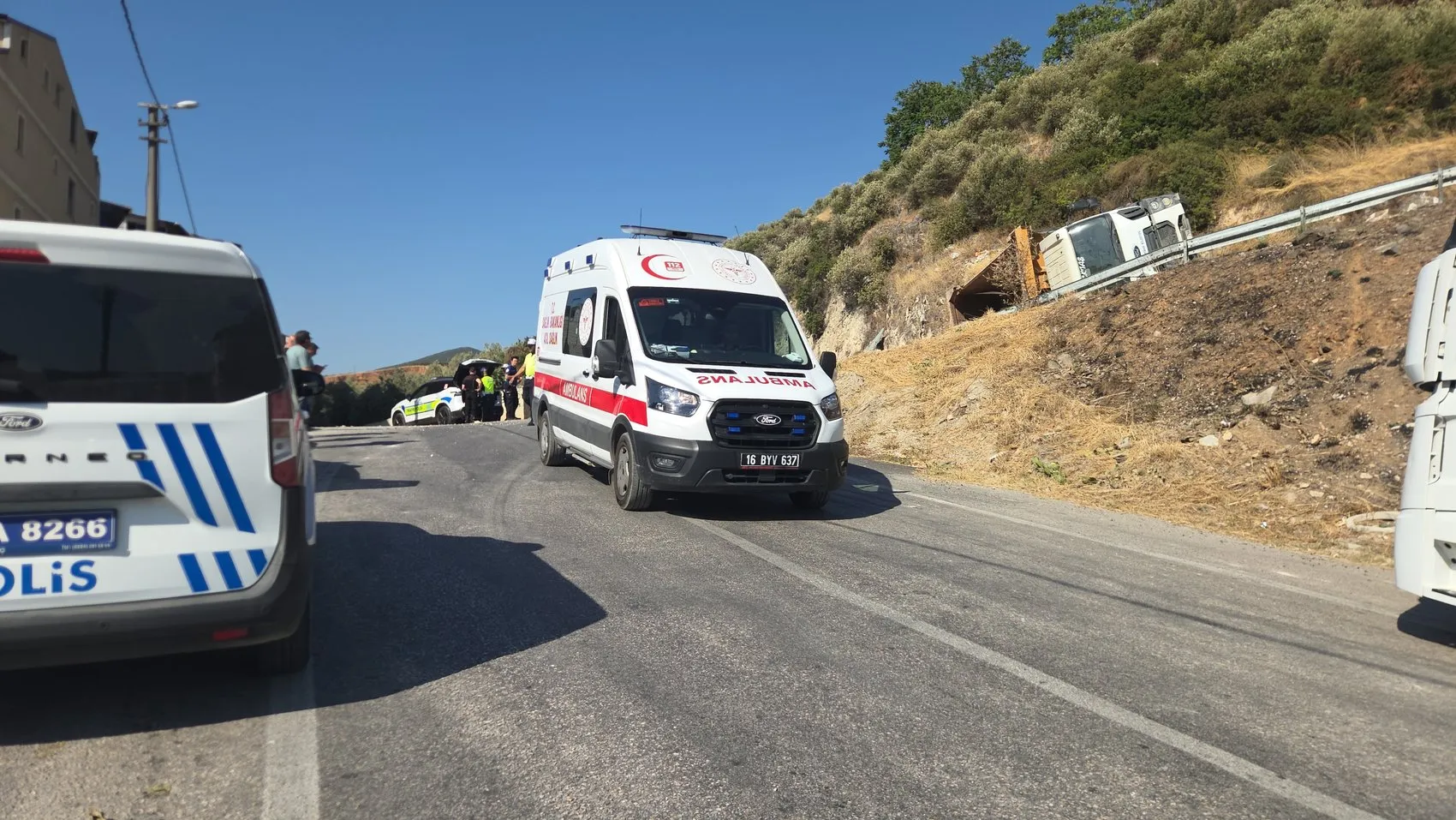 Freni boşalan kamyonu yan yola devirdi, canını kurtardı