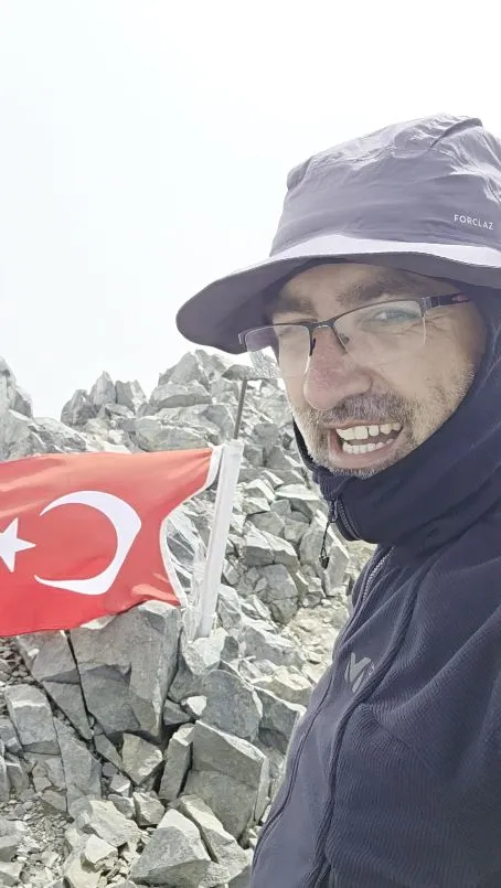 Kaçkar'ın zirvesinde 30 Ağustos coşkusu: Bulutların üzerinde bayrak açtılar