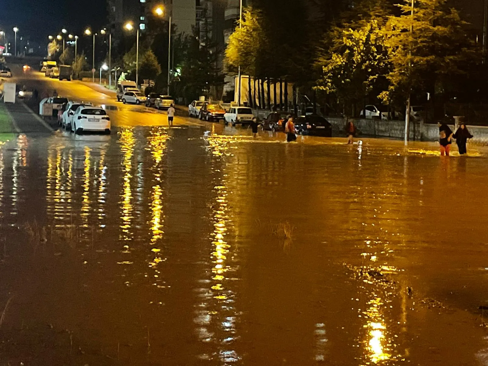 Kayseri'de sağanak hayatı felç etti; çocuklar su birikintilerinde serinledi