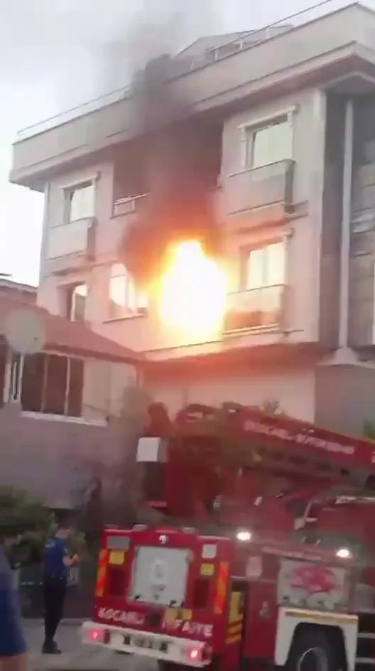 Darıca'daki ev yangınında şiddetli mutfak patlaması kameraya yansıdı