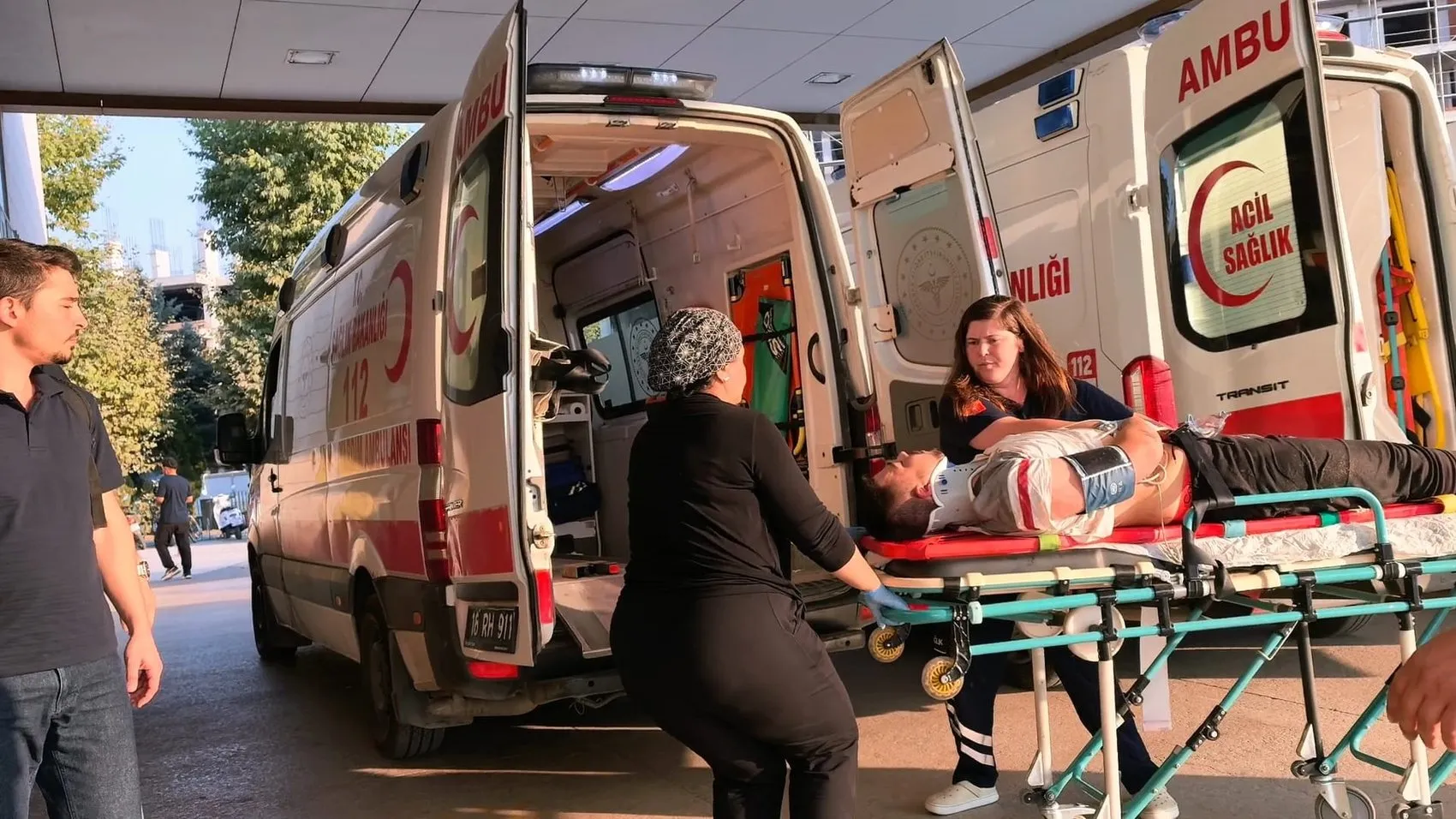Kontrolsüz kavşakta üç aracın karıştığı kazada 4 yaralı