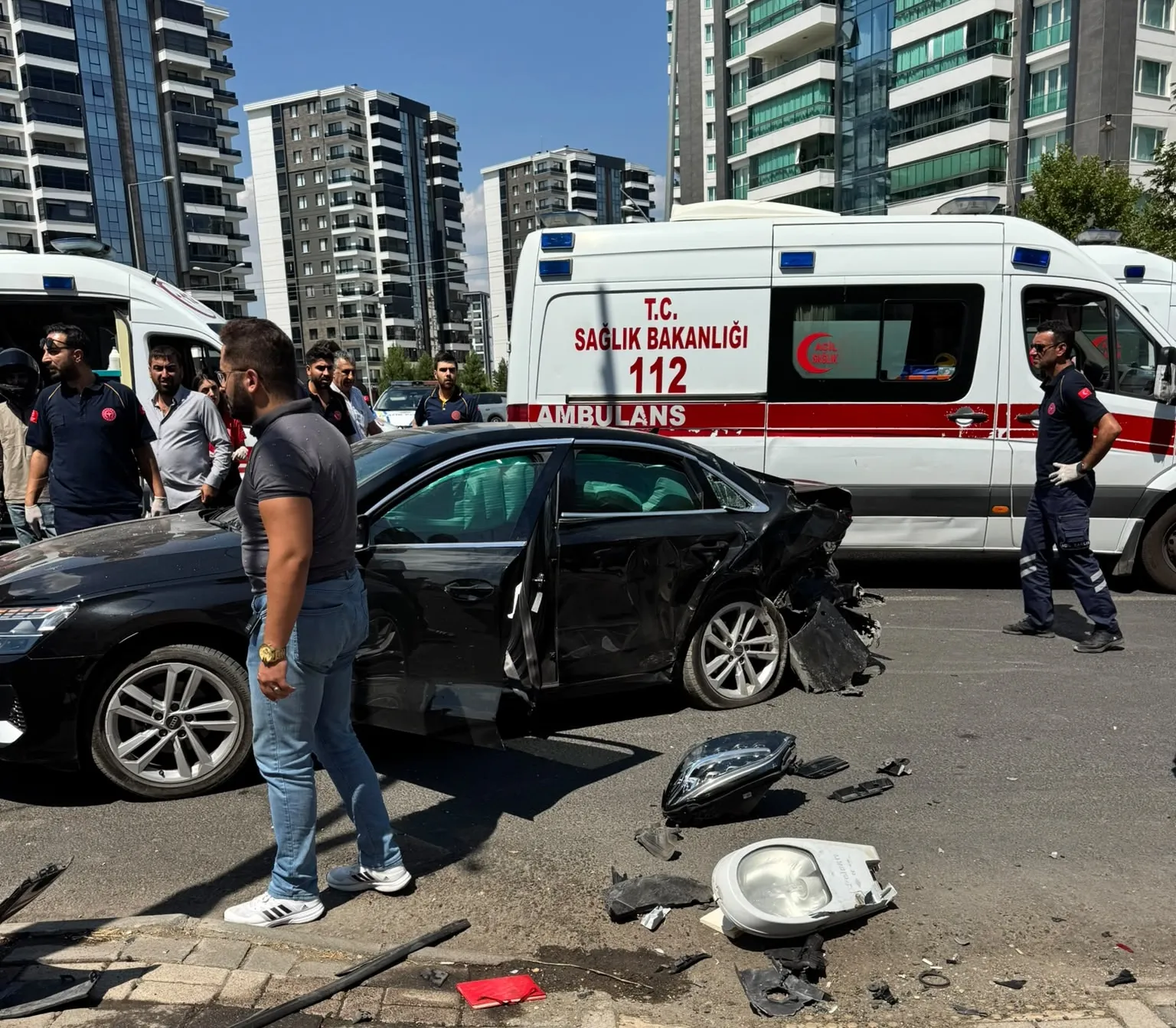 Diyarbakır'da trafik kazası İki otomobil çarpıştı
