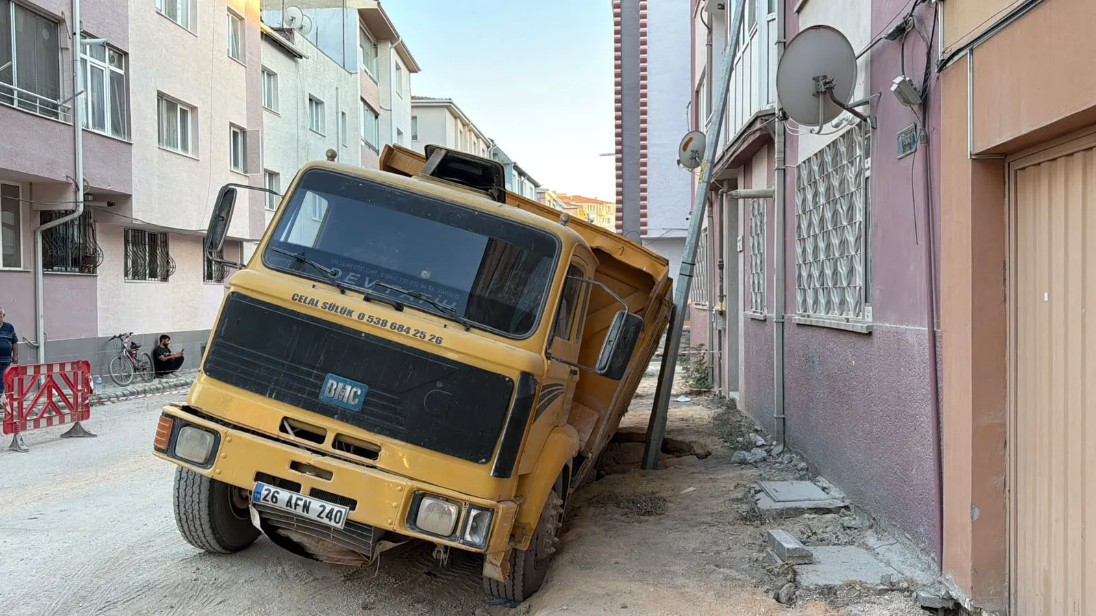 Mamure'de yol çöktü, park halindeki kamyon çukura gömüldü