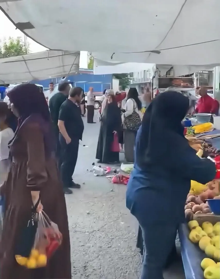 Beyoğlu pazarında meyve seçme kavgası Esnaf tutuklandı