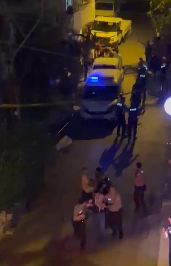 Balkondan kavgayı izleyen genç kurşunların hedefi oldu