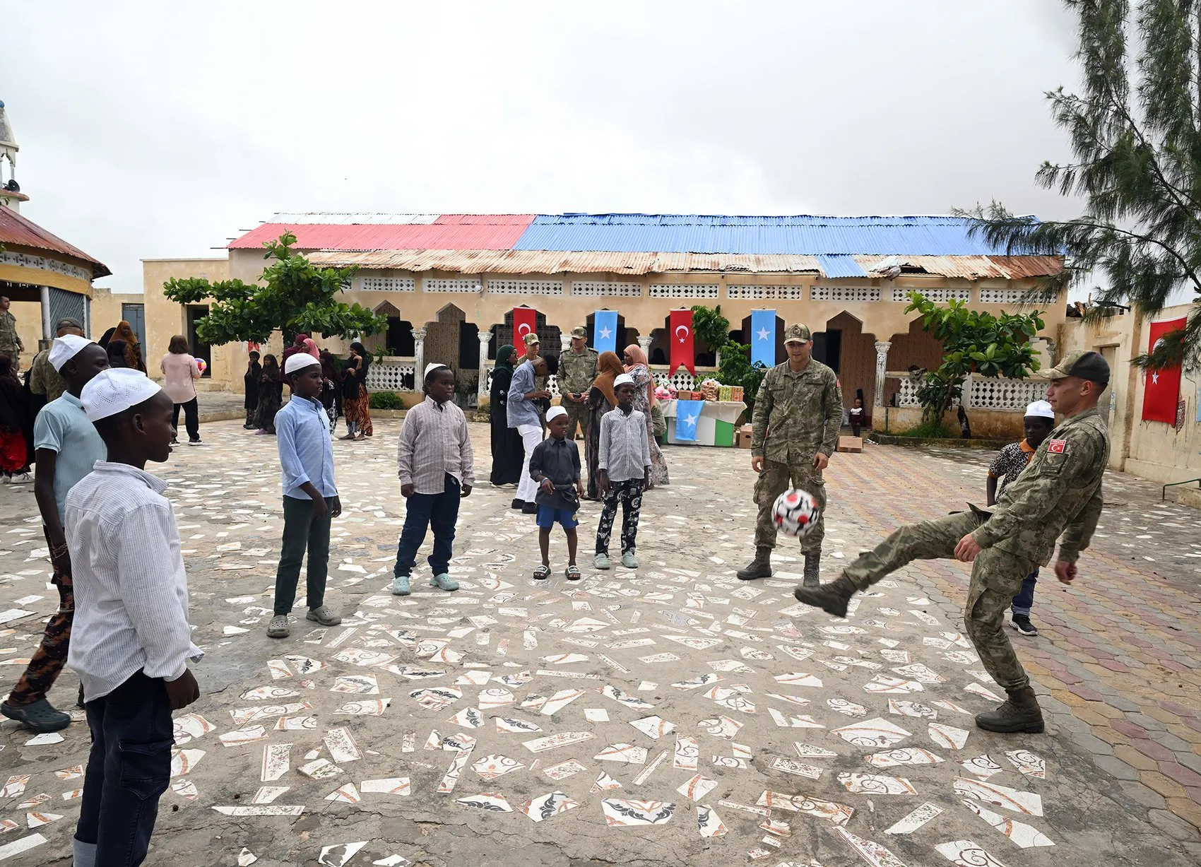 Somali’deki yetim çocuklara Türk askerinden destek eli