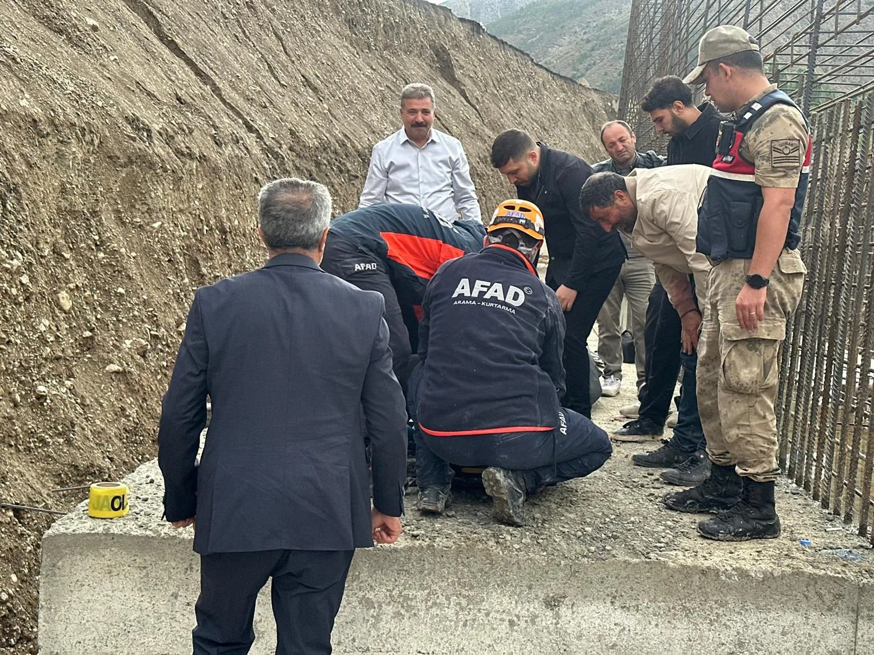 Erzurum'da yol çalışması faciaya dönüştü: 5 metrelik uçurumdan düşen araçta 3 can kaybı