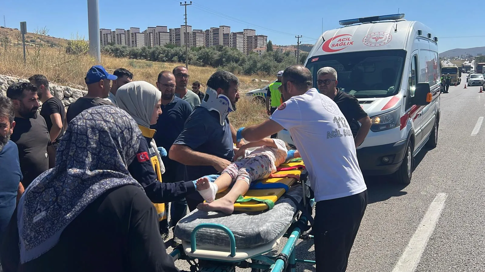 Traktörle çekici çarpıştı, römorktaki 4 çocuk da yaralandı