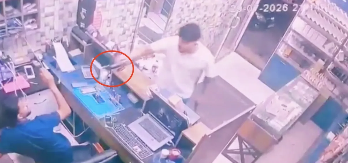 Diyarbakırda telefon dükkanına silahlı baskın anı kamerada
