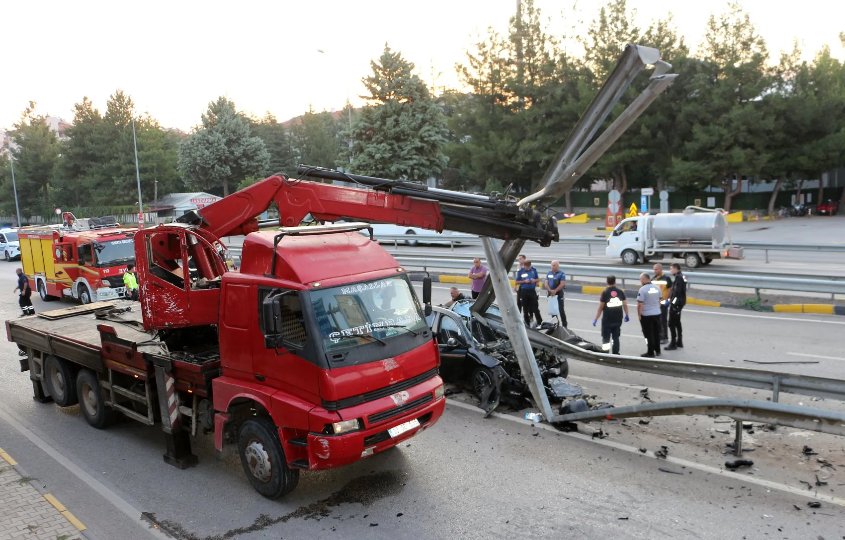 Isparta'da otomobil bariyerlere çarpıp ikiye bölündü
