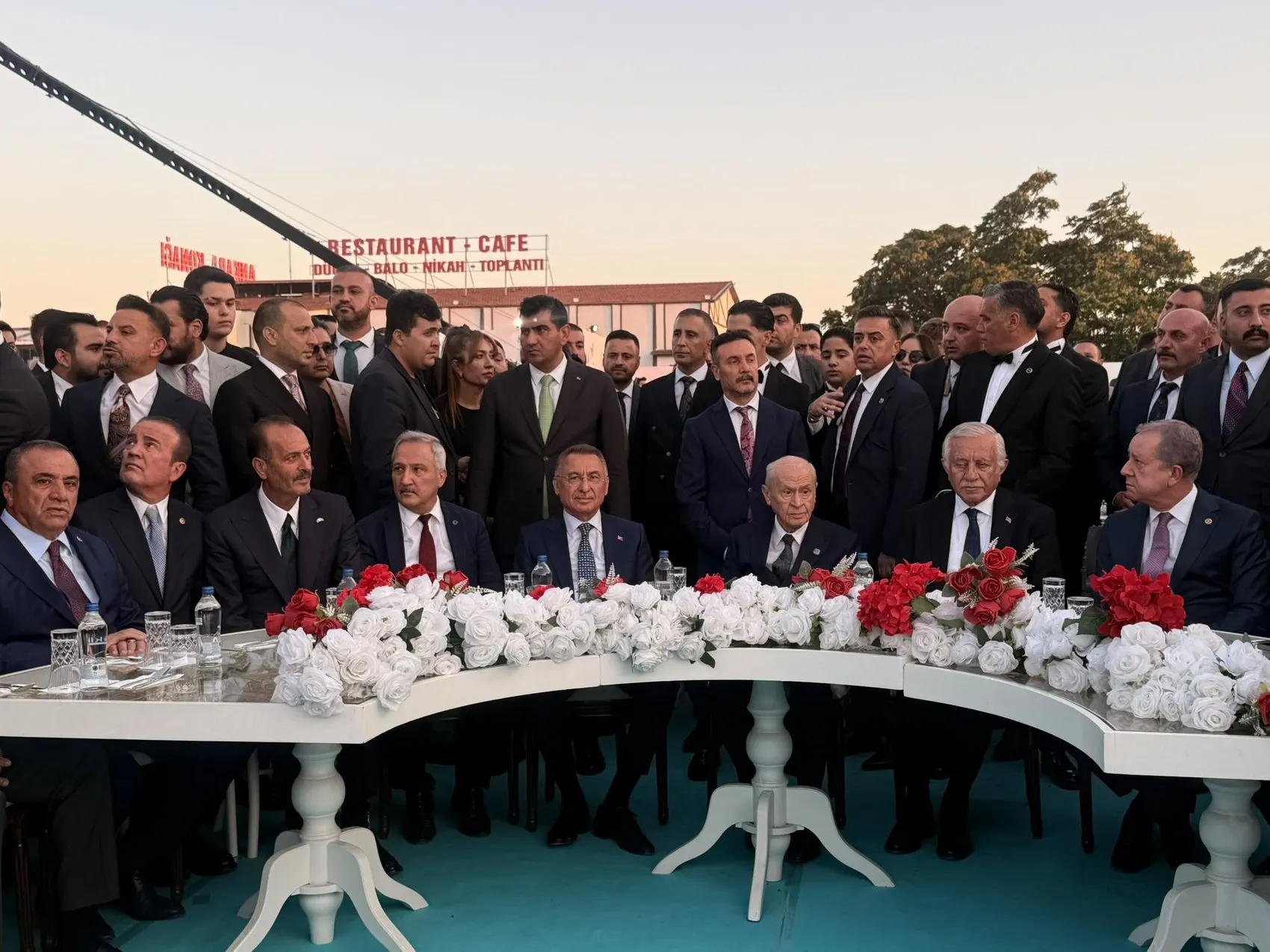 Bahçeli Ankara'daki düğünde nikah şahitliği yaptı