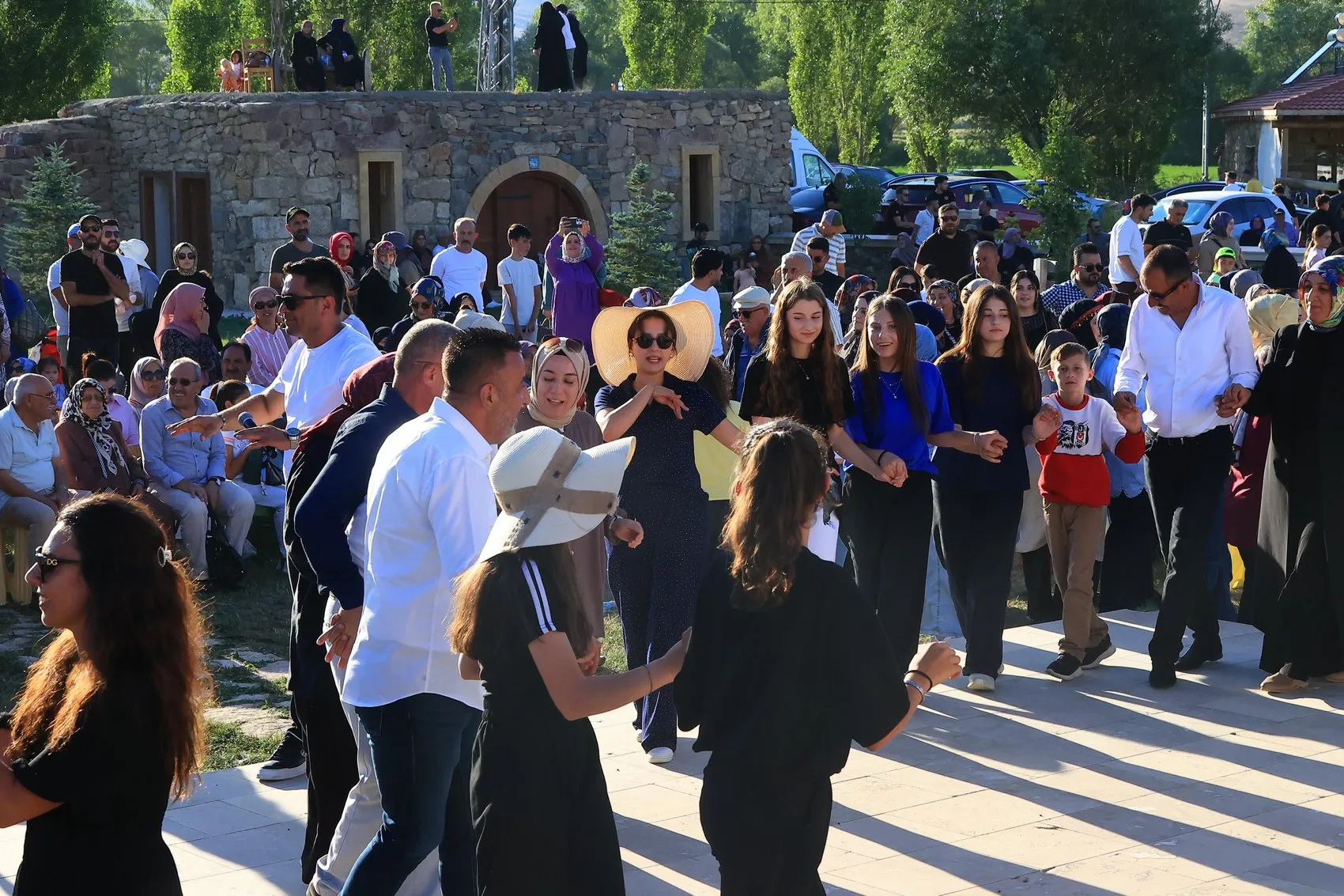 Bayburt’ta tırpanlı hasat mesaisi