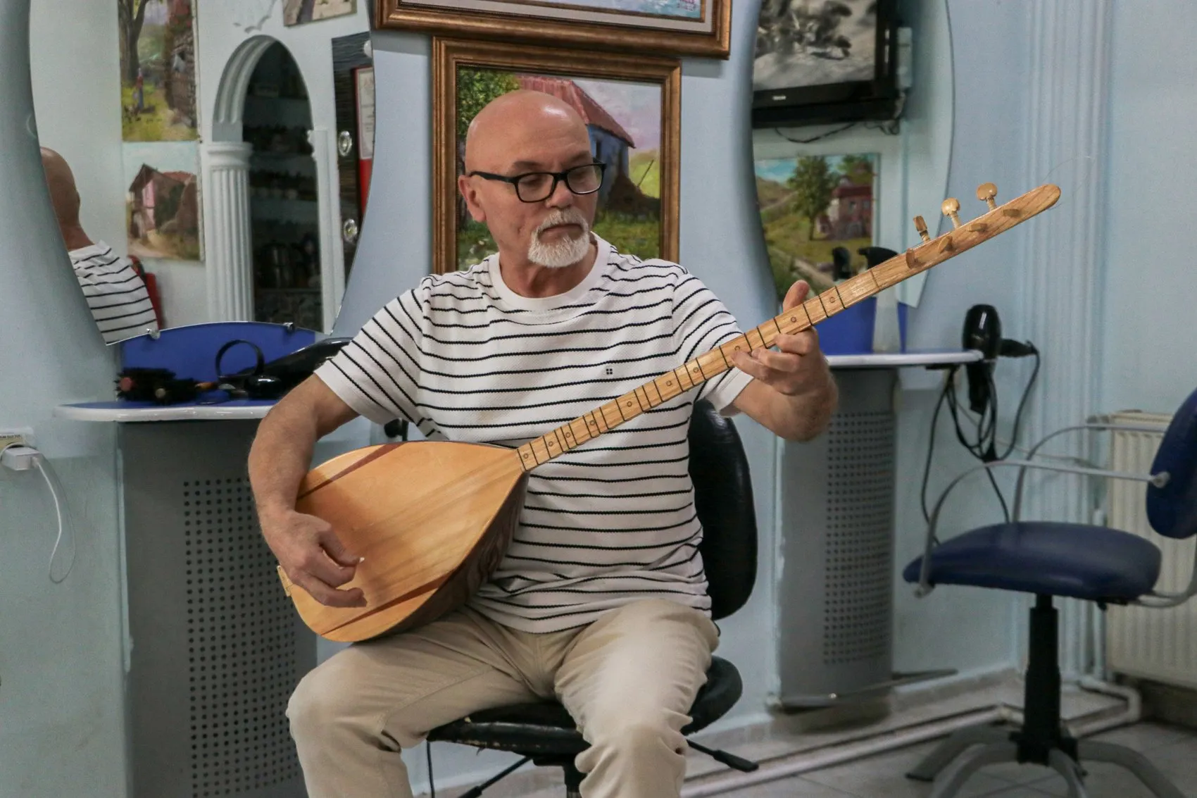 Emekli astsubayın kuaför dükkanı artık bir sanat merkezi