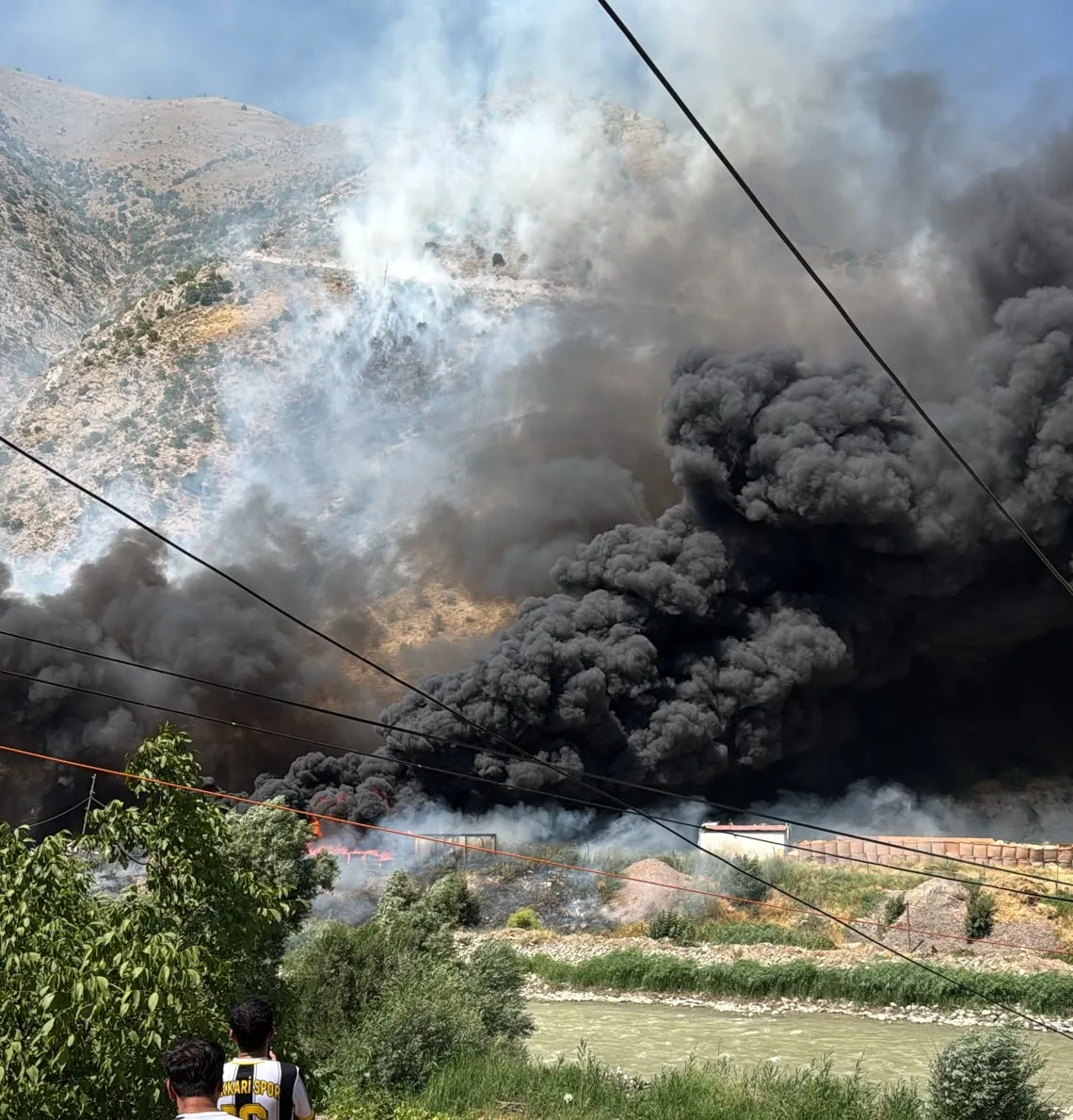 Hakkari'de karakolun hurdalığında yükselen dumanlar panik yarattı