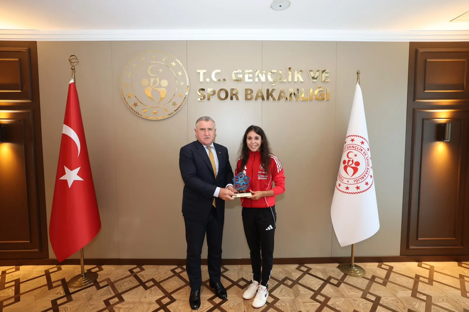 Avrupa şampiyonu İlke Özyüksel Bakanlıkta ağırlandı