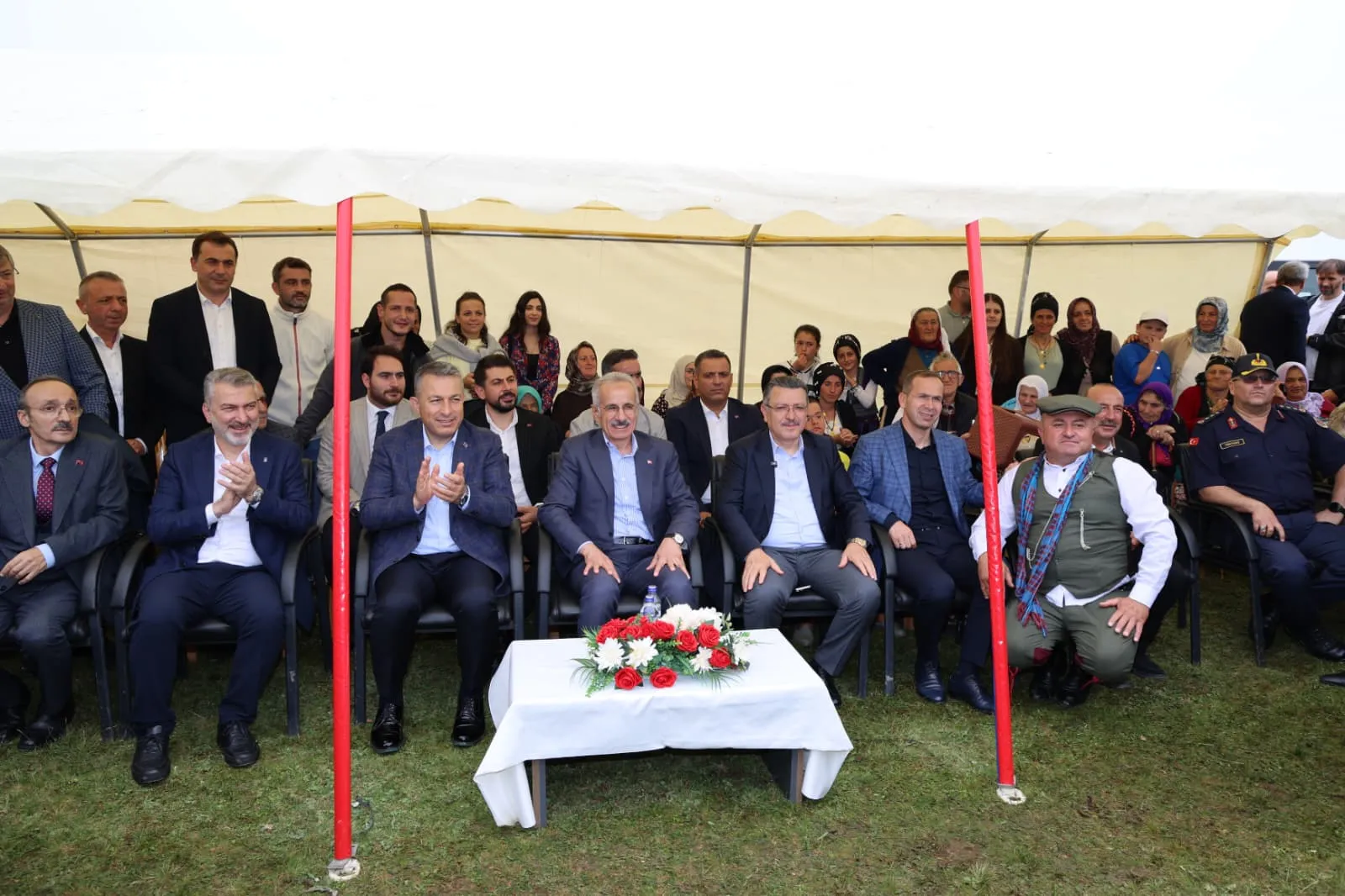 Bakan Uraloğlu yayla şenliğinde hizmet sözü verdi